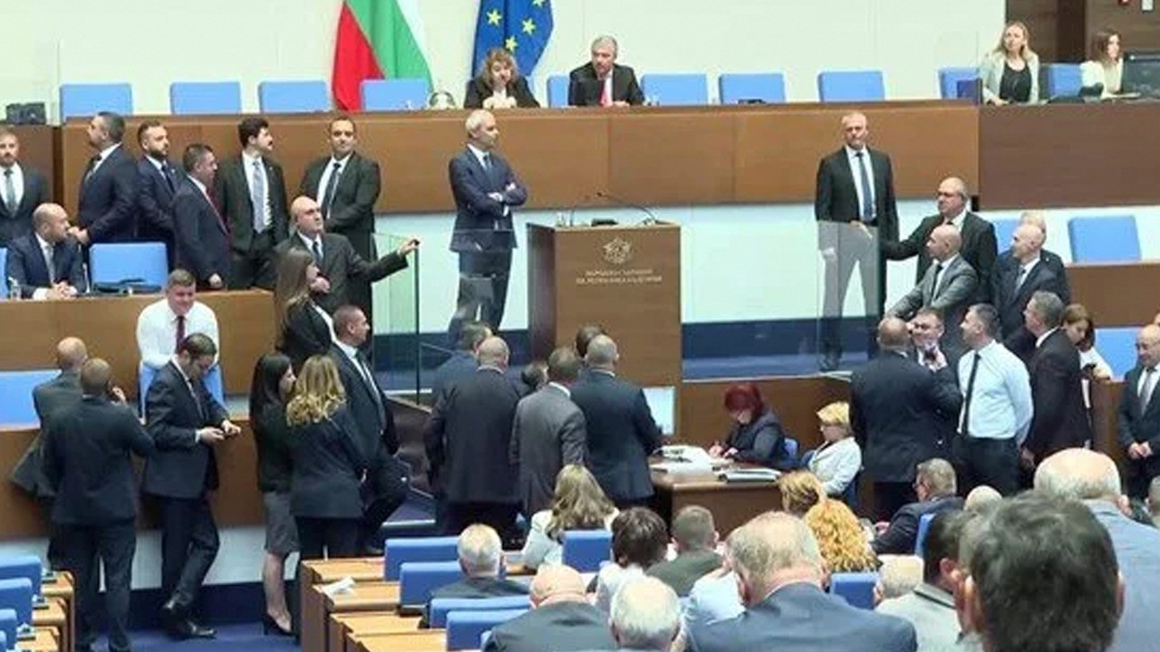 Bulgaristan Meclisi'nde altın değil euro kavgası! Birbirine girdiler!
