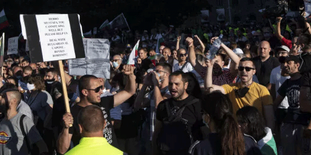 Komşuda 4 bakan istifa etti