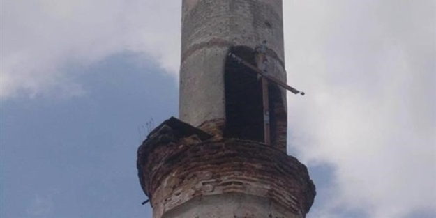 Bulgaristan'da camiye haç astılar