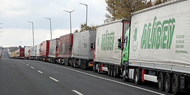 Bulgaristan'da dere taştı, TIR'lar kuyruk oldu