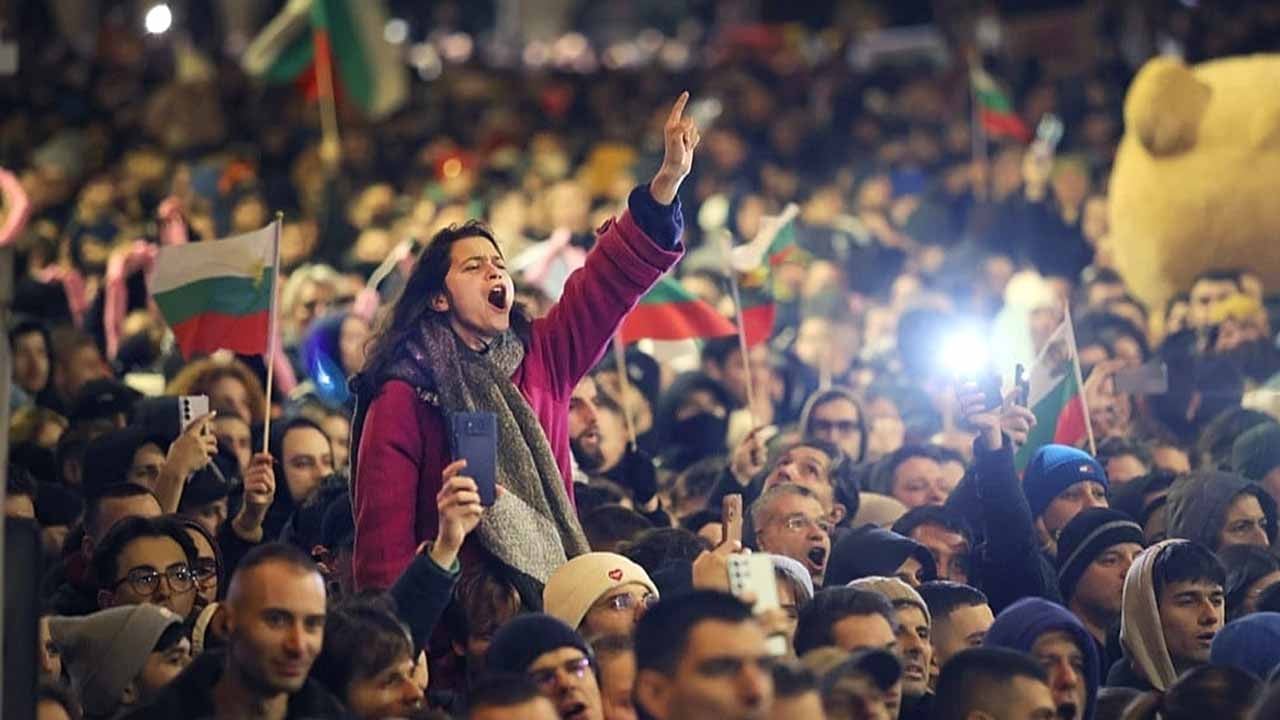 Bulgaristan’da tarihi protesto: Hükümet bütçe tasarısını geri çekti