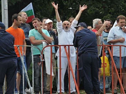 Bulgaristan’da göstericiler parlamentoyu kuşattı...