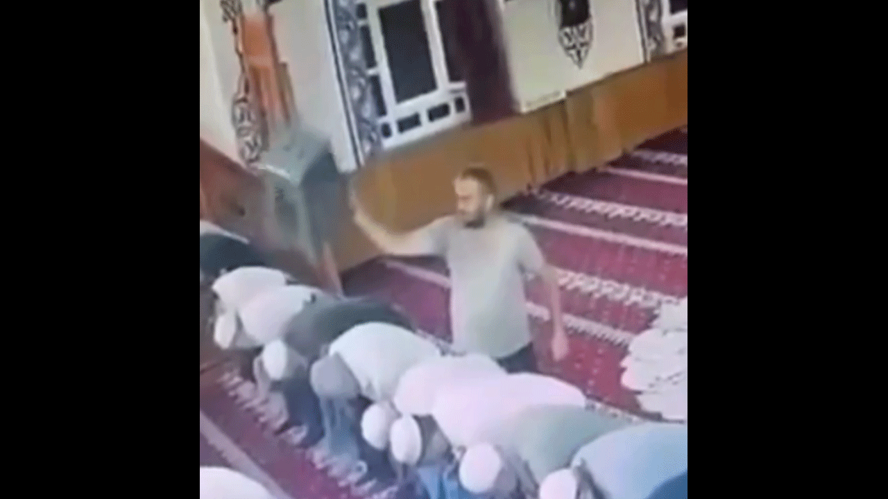Bulun bu soysuzu! Camiye geldi, tabure ile imamın kafasına vurdu