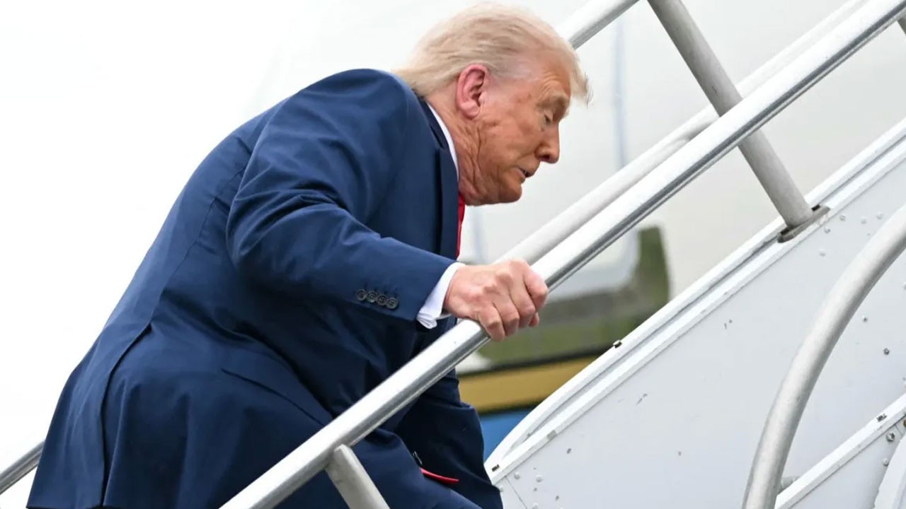 Buna en çok Biden sevinmiştir: Trump merdivenlerde tökezledi