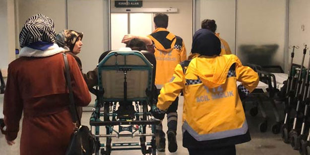 Bunalıma giren genç kız, karnına makas sapladı
