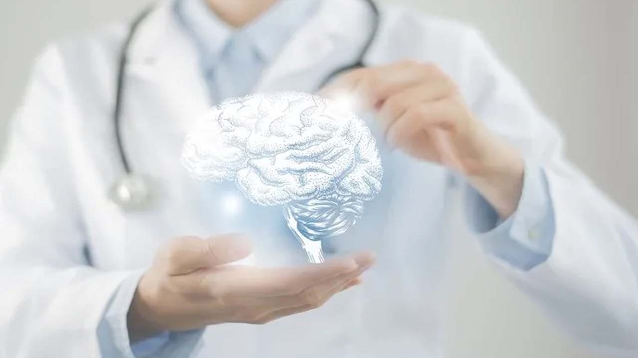 Bunamanın ilk belirtisi nedir? 10 yıl önce ortaya çıkıyor! Eğer duş alırken bunu yaşıyorsanız...