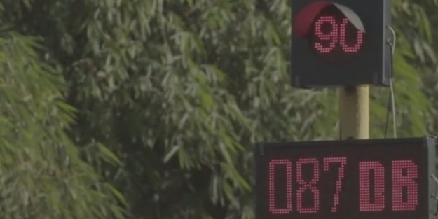 Bundan bize de lazım! Kornaya basarsan...