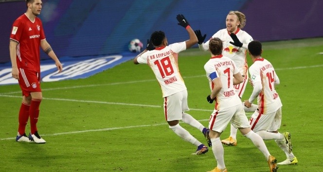 Bundesliga'da zirve mücadelesi nefesleri kesti: 6 gol!