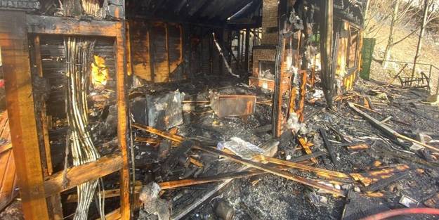 Bungalov ev alevlere teslim oldu! Çift kendini son anda kurtardı