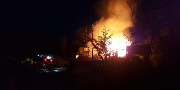 Bungalov ev alevlere teslim oldu