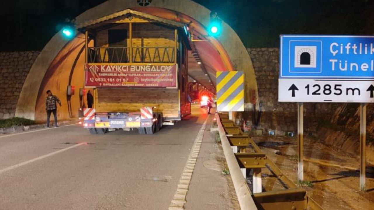 Bungalov ev taşıyan tır, tüneli kapattı