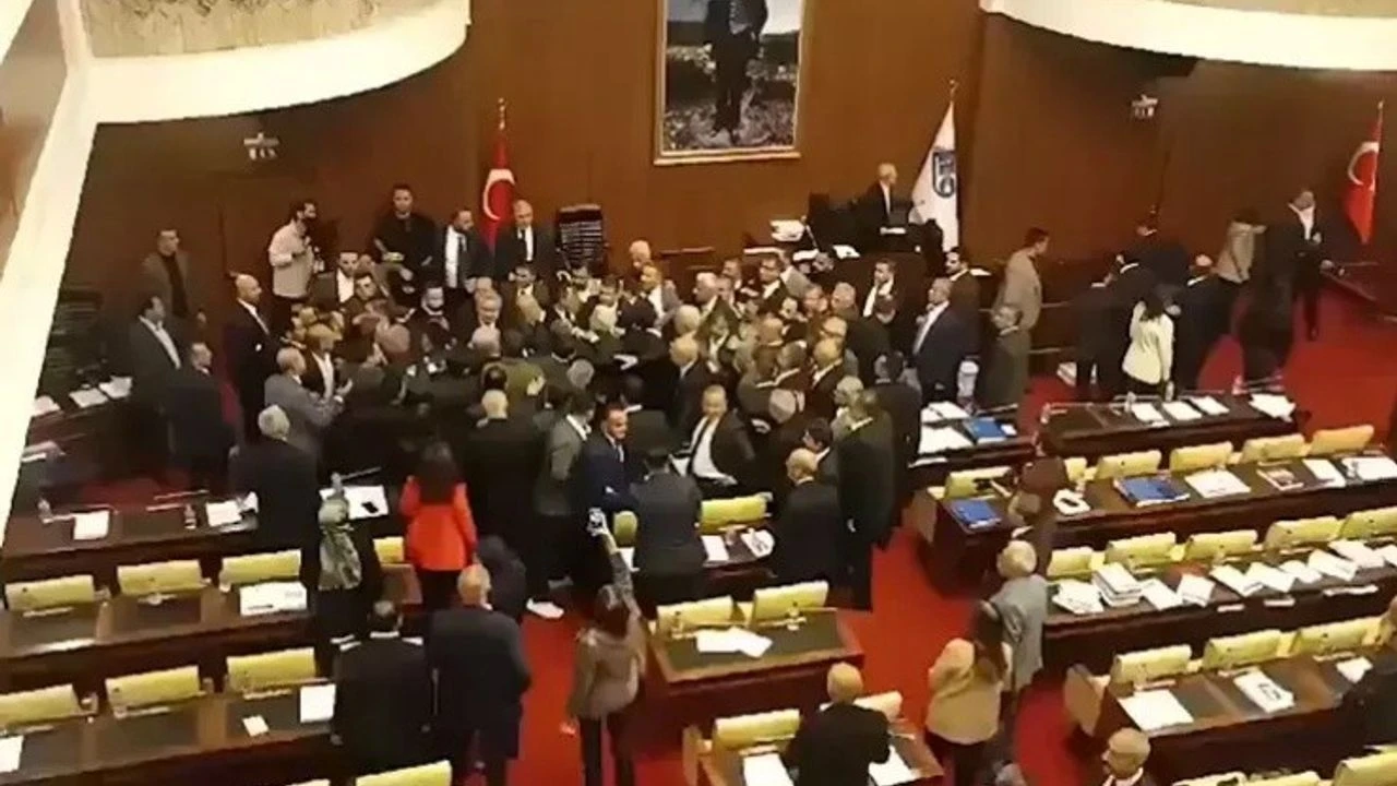 Bunlar hep Mansur’un icraatı! Belediye meclisinde konser kavgası