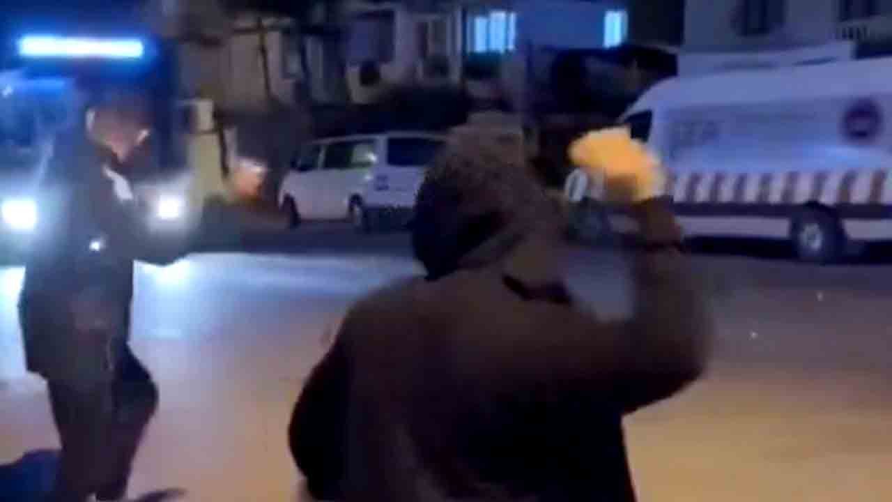 Bunlar insan olamaz! Durakta bekleyerek gelen otobüsü taşlayıp video çekiyorlar!