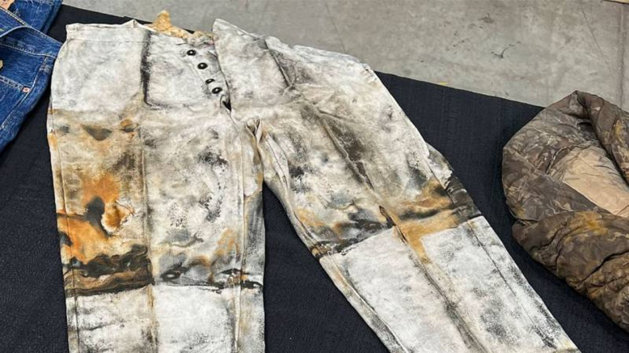 Bunlar kafayı yemiş olmalı! Dünyanın bilinen 'en eski kot pantolonu'nu bakın ne kadara sattılar