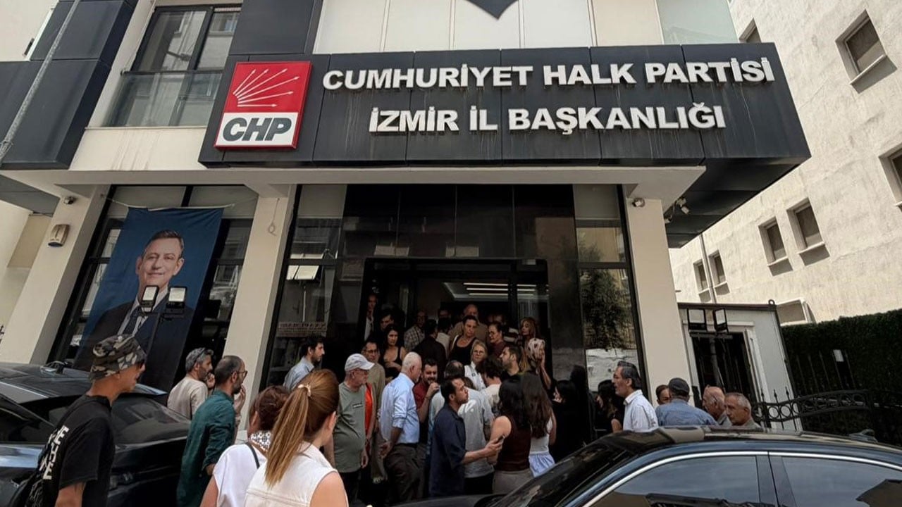 Bunlar mı ülke yönetecek? CHP İzmir İl Binasında karanfil kavgası: Yaka paça dışarı atıldı