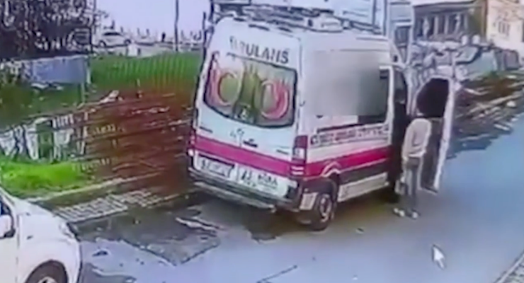 Bunlar nasıl sağlık çalışanı! Yaptıkları şu alçaklığa bakın! Allah sizi kahretsin