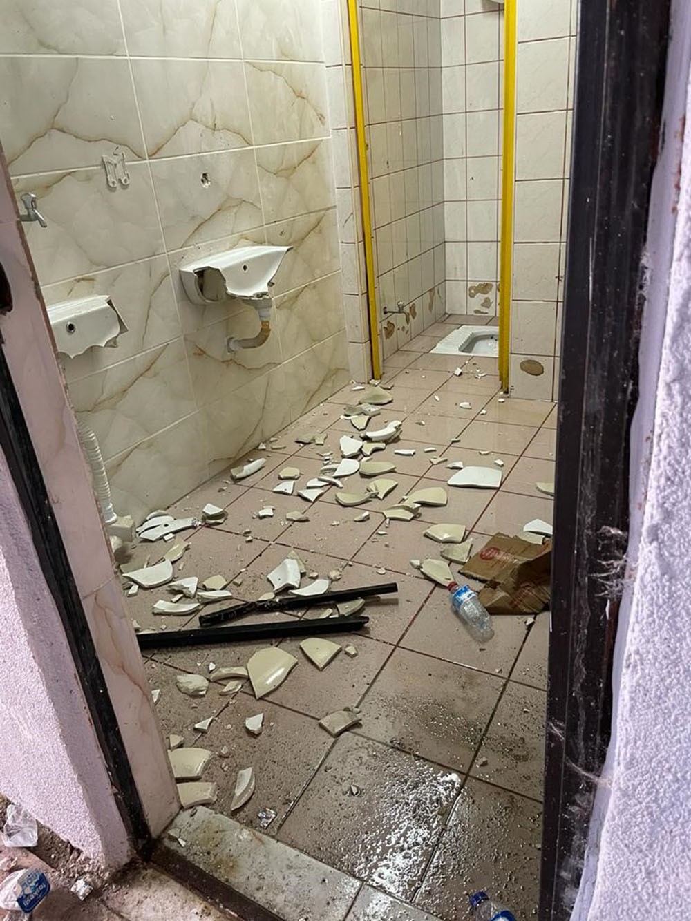 Bunlar nasıl taraftar! Cam, çerçeve, lavabo, musluk, kapı…