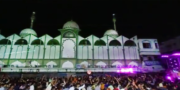 Bunlara kim dur diyecek: Hindu çetelerden cami önünde 'Müslümanlara soykırım' eğlencesi!