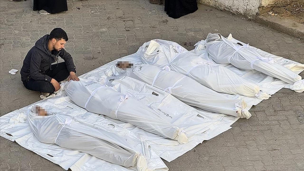 Bunlara silah veren alçakları da unutmayın! Terör örgütü İsrail'den şehitlere bile rahat yok