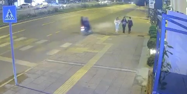 Bunların yaptığını hayvan yapmaz! Yolda yürüyen kızlara alçak hareket