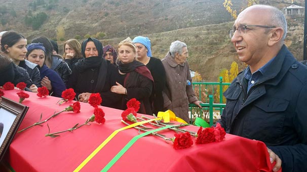 Bunu da alın! HDP'li vekil terörist cenazesinde