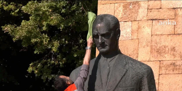 Bunu da gördük! ‘Büst temizliği’ görevden aldırdı