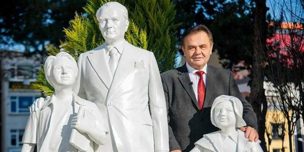 Bunu da gördük... CHP'li Belediye Başkanı 'Atatürk' ayağına kendi heykelini diktirdi!