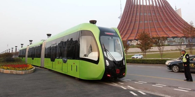 Bunu da yaptılar: ortalığı yıkan raysız tramvay