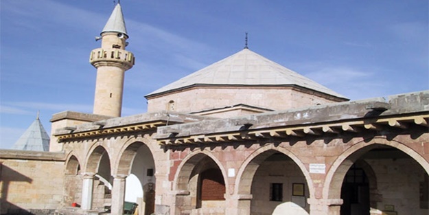 Bunu yapan Alevi dernekleri neyin peşinde?