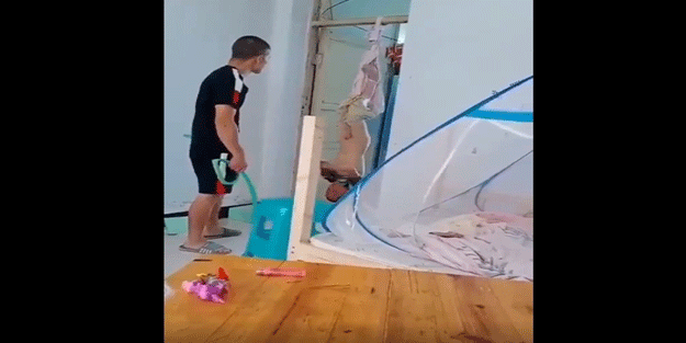 Bunu yapan baba infiale neden oldu! Çıplak bir şekilde ayaklarından tavana astı, hortumla dövdü