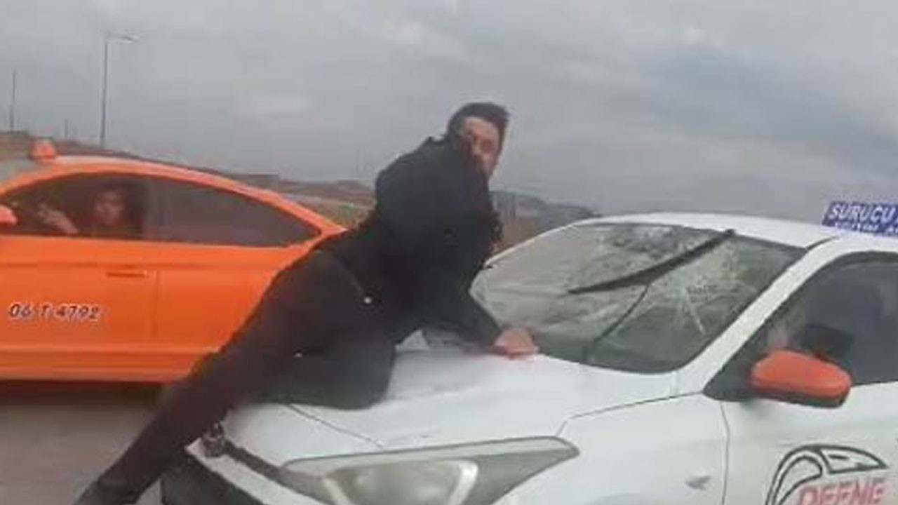 Bunu yapan sürücü kursu eğitmeni! Kaputa tutunan adamı 20 kilometre sürükledi