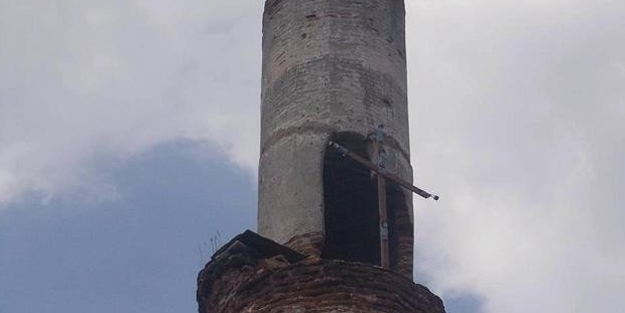 Bunun adı resmen gâvurluk! Camiye 'haç' astılar!