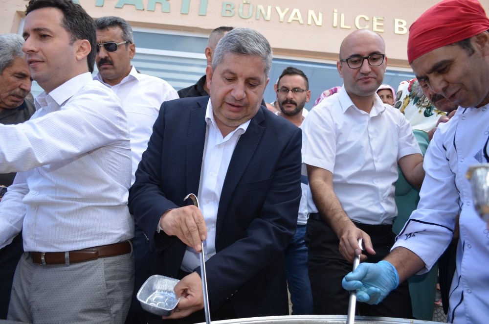 Bünyan Belediyesi 3 bin kişilik aşure ikram etti 