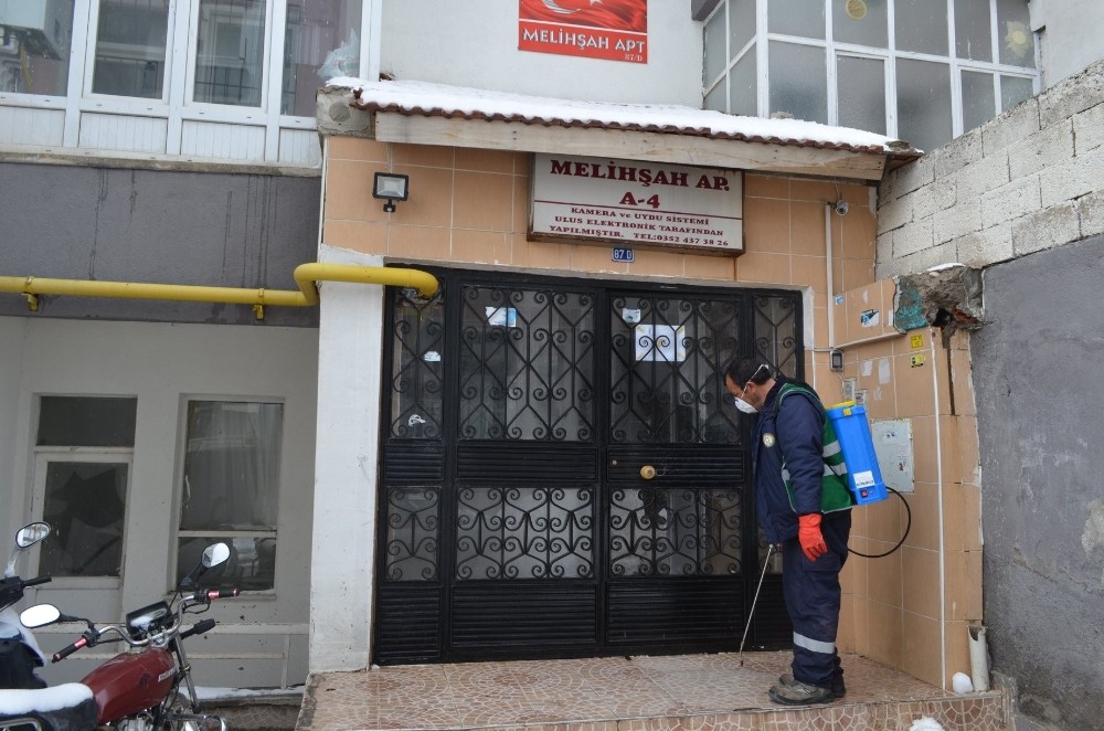 Bünyan Belediyesi apartmanları dezenfekte ediyor 