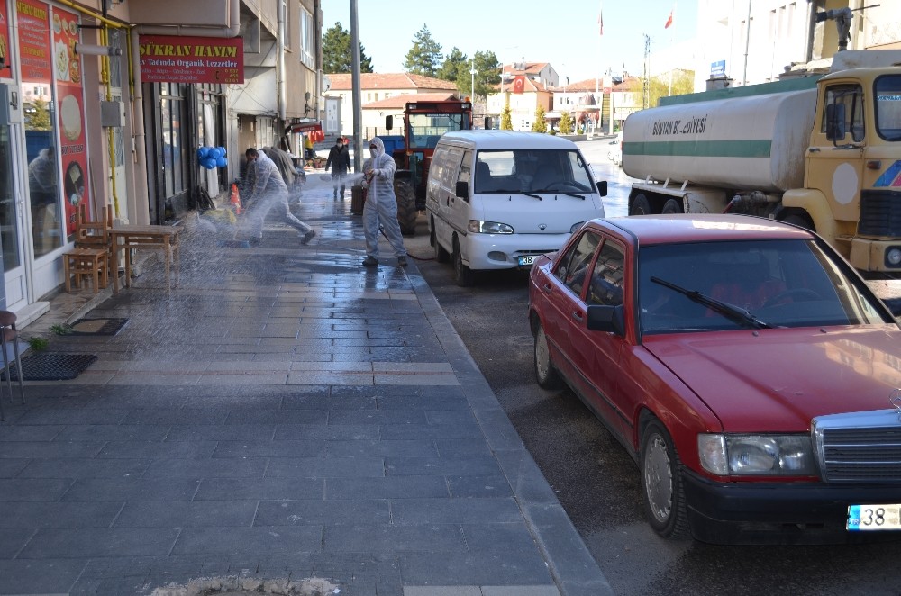 Bünyan Belediyesi cadde ve sokakları sabunlu suyla yıkadı 