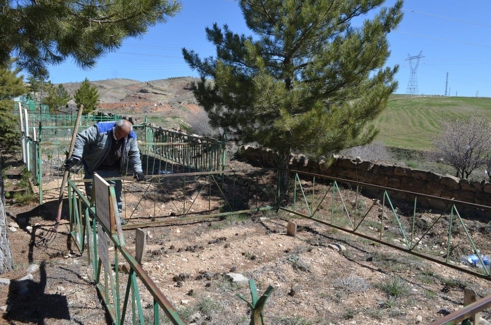 Bünyan Belediyesi mezarlıklarda bakım ve temizlik çalışması yapıyor 