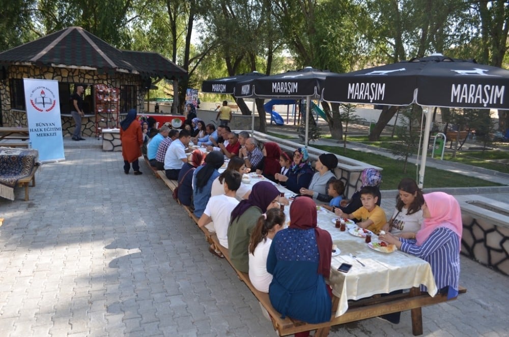 Bünyan Halıları Pınarbaşı Mesire Alanında Sergileniyor 
