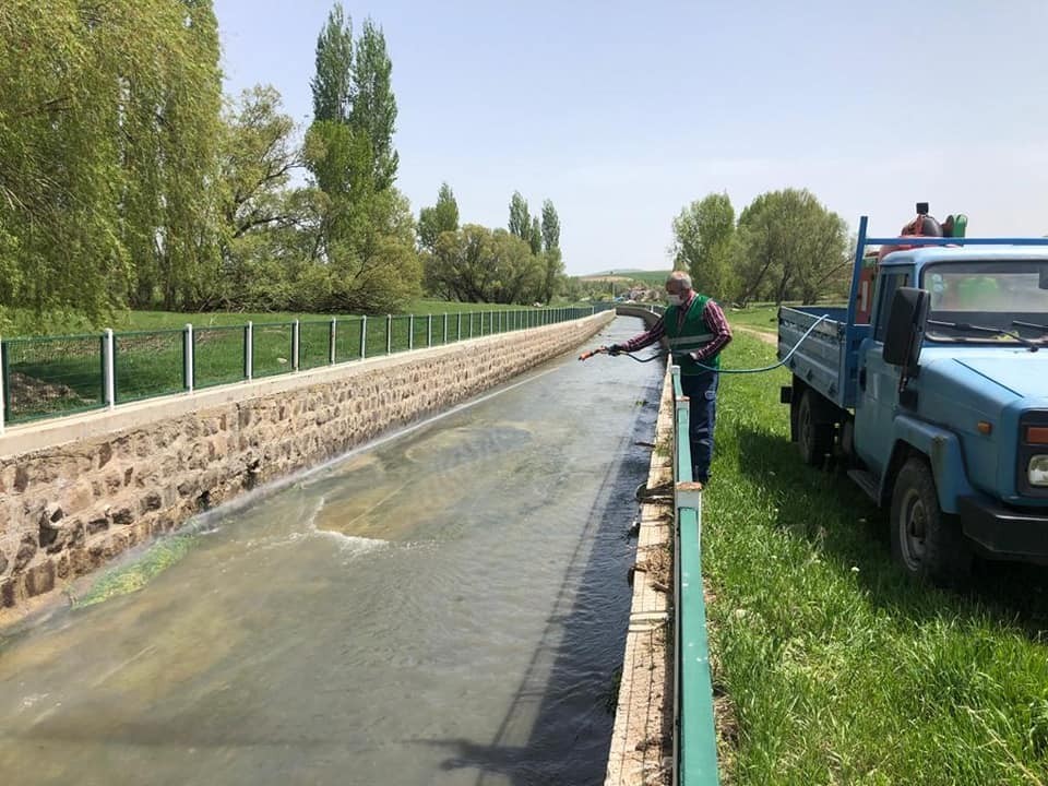 Bünyan’da dereler temizlenerek ilaçlanıyor 