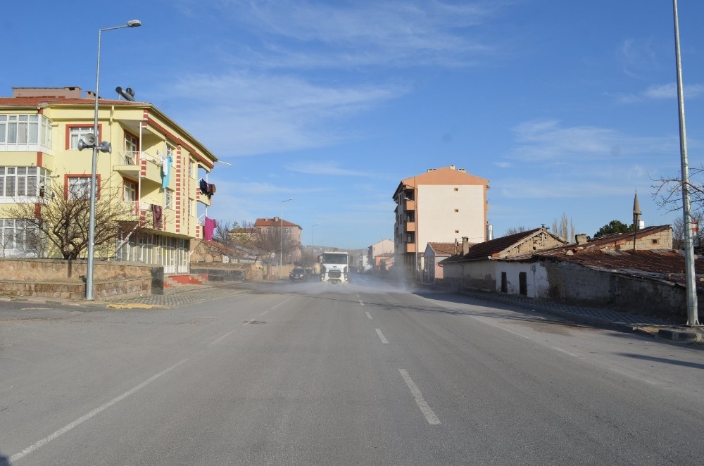 Bünyan’ın cadde ve sokakları yıkanarak dezenfekte edildi 