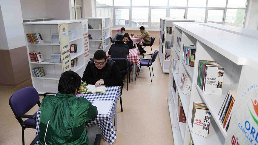 Burada kitap okuyan öğrenciye yeme içme ücretsiz