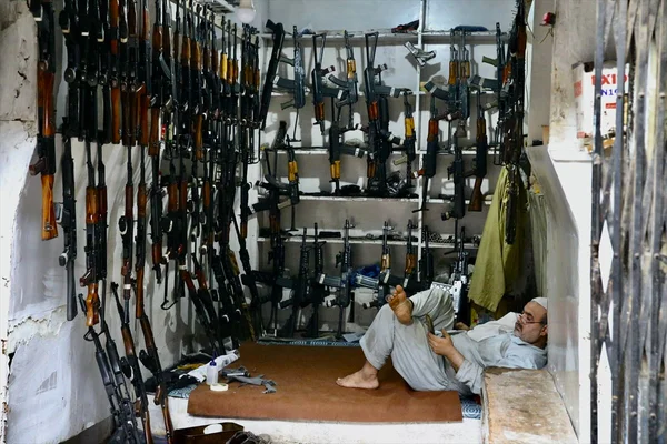 Burada silahlar sudan ucuz! Peynir ekmek gibi satılıyor