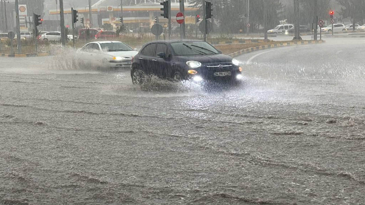 'Burada yağmaz' demeyin! Meteorolojiden acil sağanak yağış uyarısı!