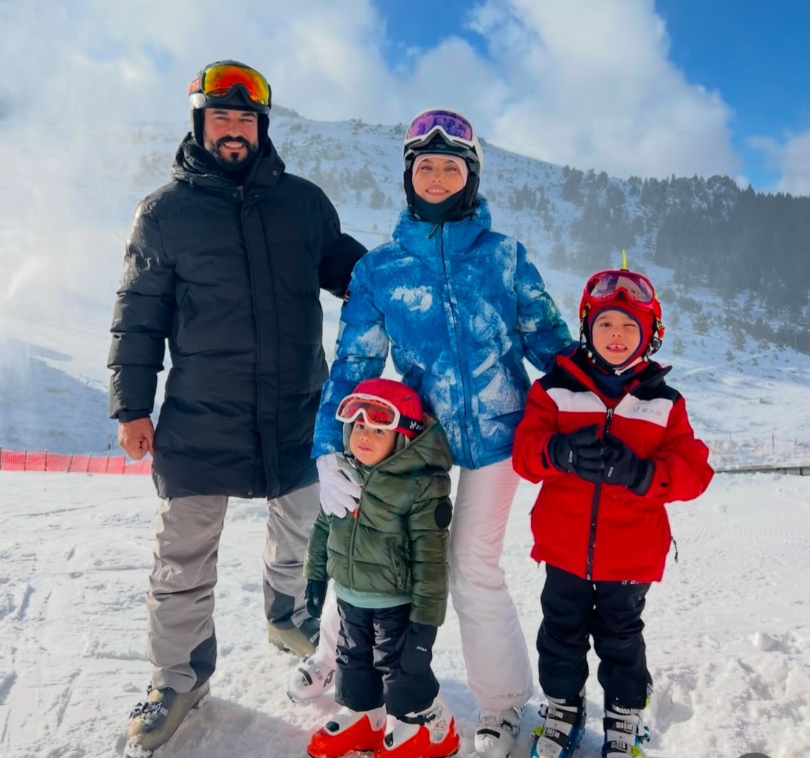 Burak Özçivit eşi ve çocuklarıyla birlikte Uludağ'da görüntülendi