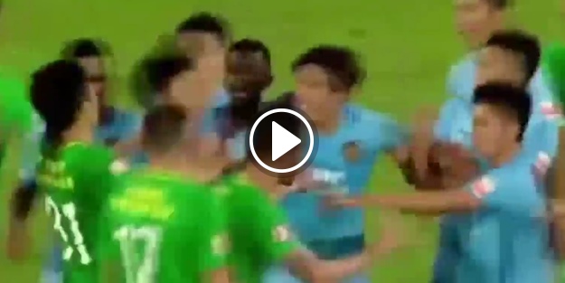 Burak Yılmaz Çin'de rakibine tokat attı!