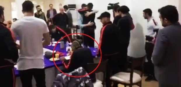 Burak'ın vedasında Chedjou'dan büyük ayıp!