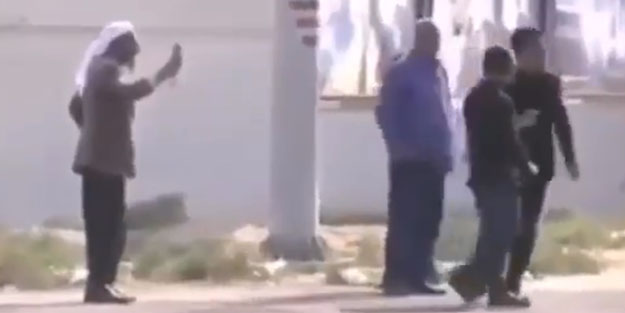 Burası Akçakale... Urfalı dayı elinde roketle gezdi!