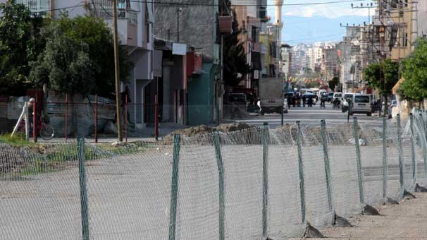 'Burası benim' dedi asfalt yolu çitle çevirdi!