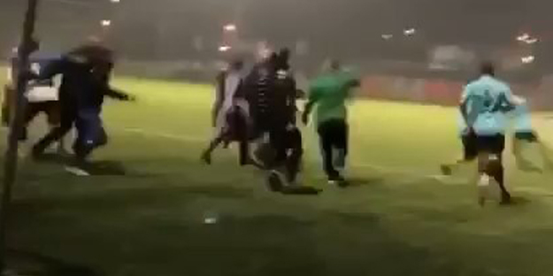 Burası boks ringi değil, futbol sahası! Yok böyle bir kavga... Bu neyin kafası böyle yahu...