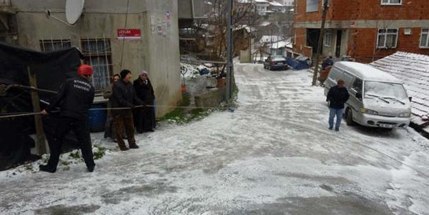 Burası İstanbul… Kaymasın diye araçlarını duvara bağladılar