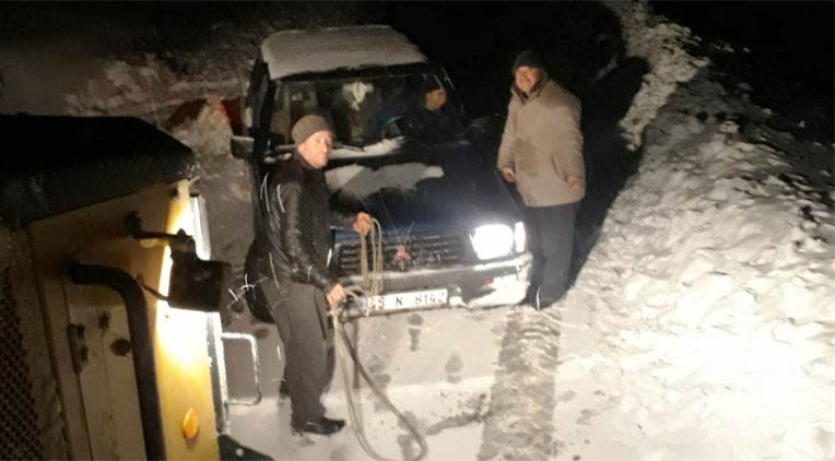 Burası İzmir! Kar kalınlığı yarım metreyi aştı